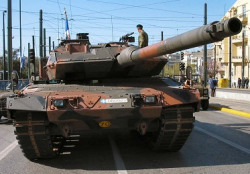 Танк «Леопард» 2HEL (Leopard 2А6) на параде в Афинах в 2008 году