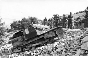 Bundesarchiv Bild 101I-177-1451-03A, Griechenland, italienischer Panzer.jpg